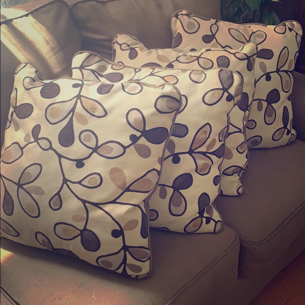4 Large throw Pillows